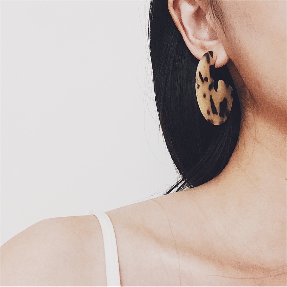 UO Style Tortoise Hoop Statement Earrings - Picture 2 of 5